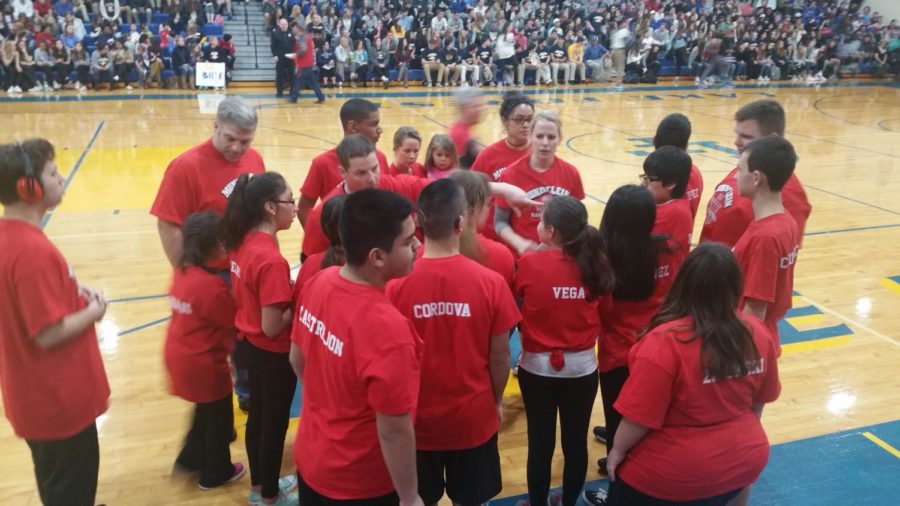 Photo+submitted+by+Maureen+Baker%0AThe+adaptive+P.E.+basketball+team+prepares+to+take+the+court+against+the+Lake+Forest+Scouts+for+the+team%E2%80%99s+first+basketball+game%2C+which+occurred+last+year.+This+year%E2%80%99s+game+will+be+played+on+Friday%2C+Dec.+8+on+the+MHS+courts+during+the+lunch+periods+against+Warren+High+School+Blue+Devils.%0A