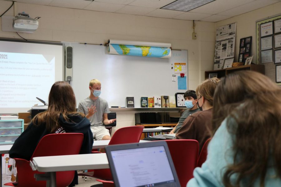 MHS alum Ben Szalinski talks to student journalists about his new experiences in becoming a journalist as a guest speaker in an A-wing classroom on Oct. 1.